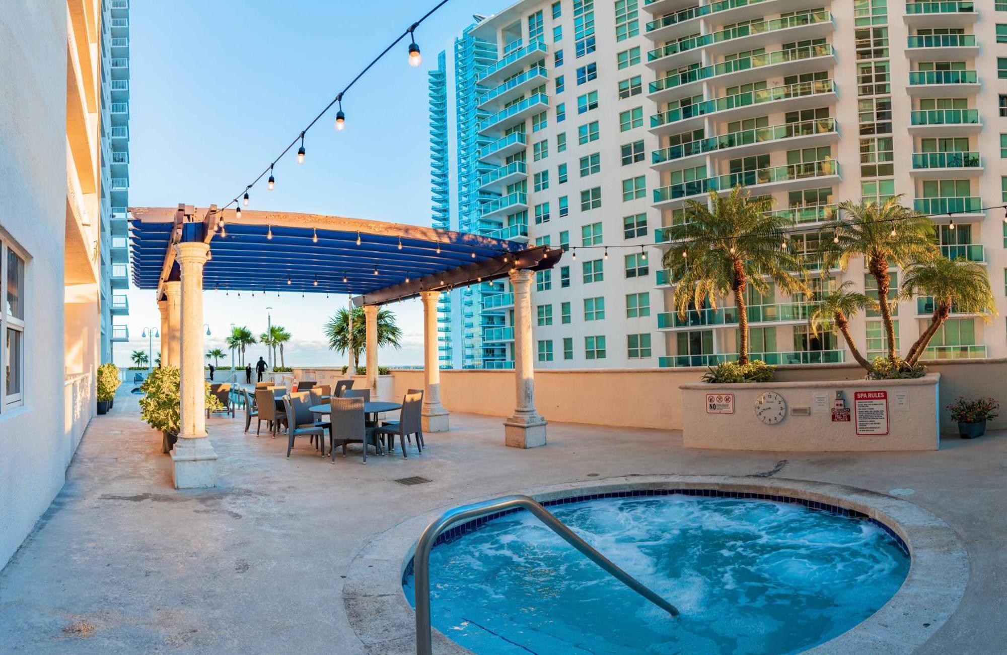 Apartment In Brickell With Pool, Gym, Free Parking And Game Miami